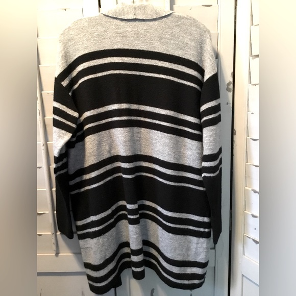 Banana Republic grey and black cardigan - Picture 3 of 3